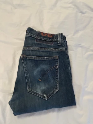 Dondup Jeans - Sköna trendiga Dondup jeans med slitning, bra skick skriv gärna vid funderingar!