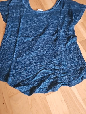 Top - Snygg top låg i ryggen. Lös passform. Anv med linne under. 