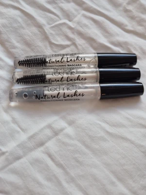 Technic Natural Lashes Mascara - Säljer tre genomskinliga Technic Natural Lashes Conditioning Mascara! Perfekt för att ge fransarna ett naturligt lyft och vårdande känsla. Funkar både som genomskinlig maskara eller som jag brukar använda de till - browgel! Säljer då jag har jätte många redan och för att de håller så länge! 2 är helt nya men den ena är använd 2-3 ggr men har nästan all produkt kvar! Säljer alla för 20 kr💞