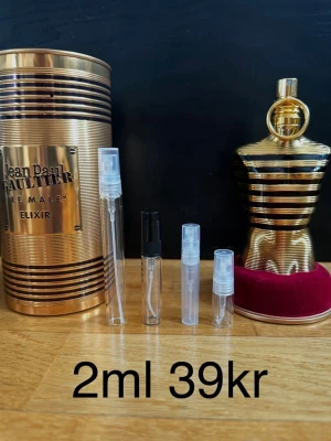 Jean Paul Gaultier le male elixir 2ml - Jean Paul Gaultier Le Male Elixir ✨ En superintensiv, söt och kryddig doft med vanilj och värme. Väldigt maskulin och kraftfull.  En riktig attention-grabber.  ❄️ Passar bäst: höst, vinter  ✨ För dig som vill ha max komplimanger.  🔥 Rekommenderar bundle – 15+ andra exklusiva parfymer finns.  Priser: 2ml – 39kr 3ml – 55kr 5ml – 69kr 10ml – 119kr  💎 1 ml ≈ ca 20st sprays