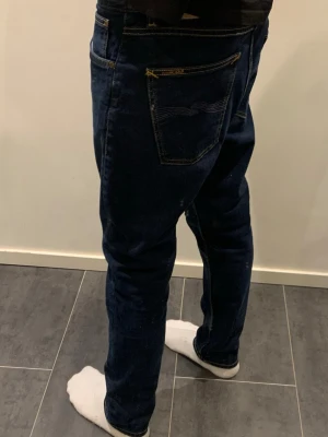 Nudie Jeans Lean Dean New Ink - Säljer dessa nästan sprillans nya jeansen från nudie jeans, lean dean, new ink, har en straight/tapered fit. Står W30 L30, men de är längre så W30/L32, dessa är i new ink o blir bara snyggare för varje gång du använder de, skriv gärna vid intresse!