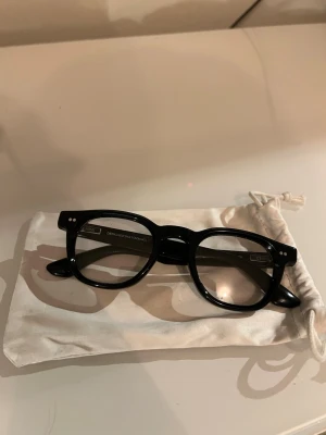 Chimi glasögon - Säljer ett par Chimi glasögon. Dem är transparenta och endast använda vid fåtal gånger. Glasögonpåsen följer med.