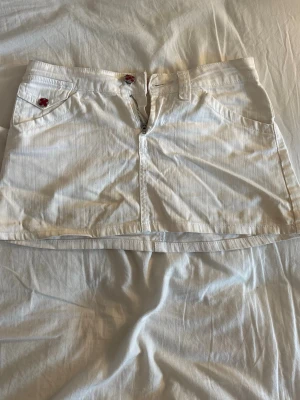 Vit jeanskjol - Söt jeanskjol med rosa små detaljer 