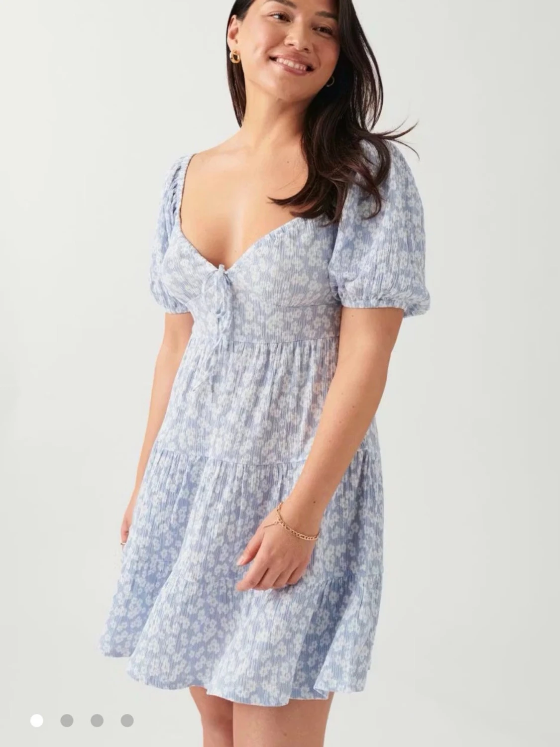 Blå blommig kortklänning med puffärm