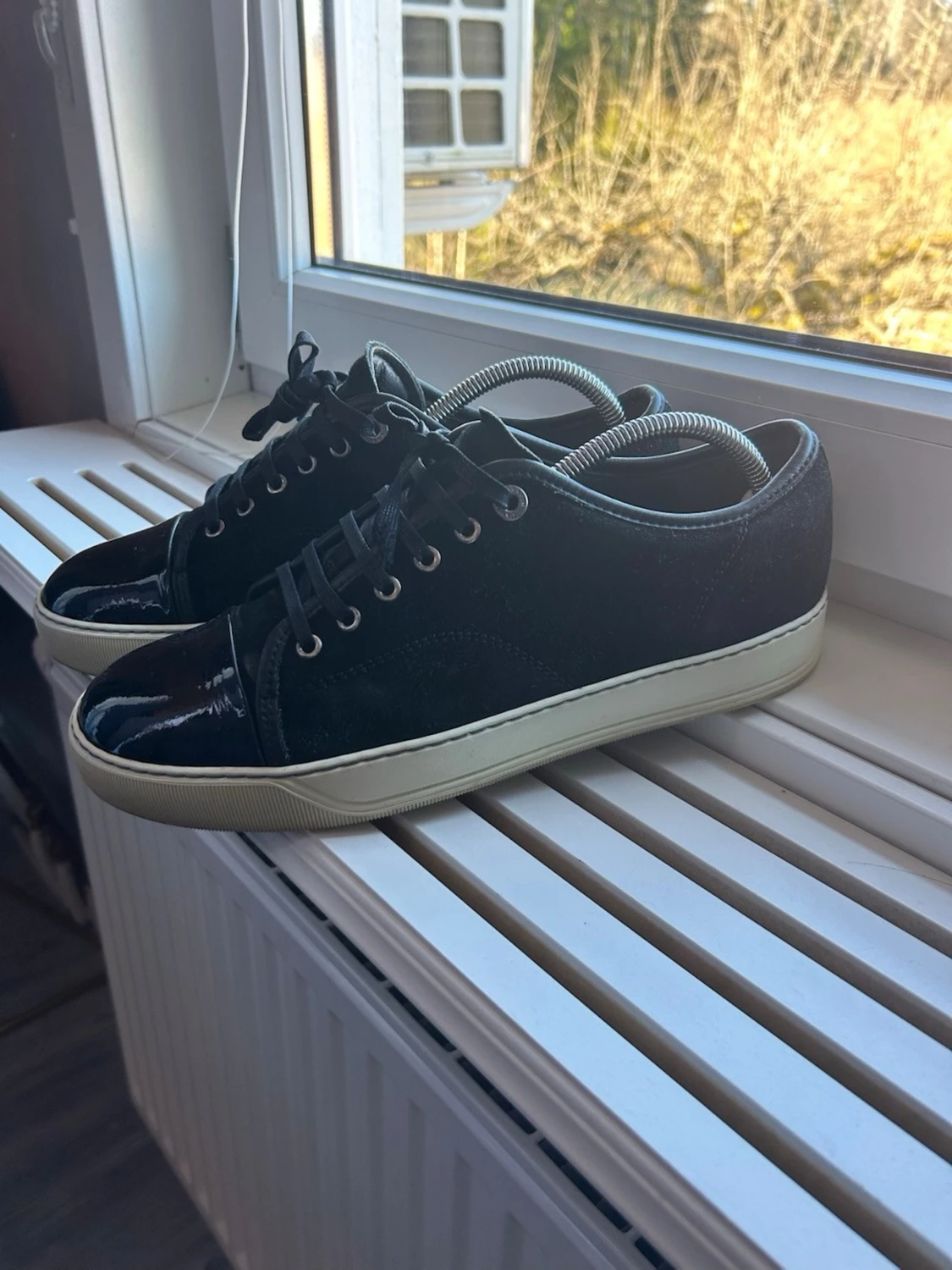 Svarta sneakers med glans  - 1