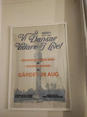 Hov1 tavla  - Vi dansar vidare i livet tavla köpt på gärdet. Fick stick men har lite rynkor men det är inget som. märks Ramen ingår inte!