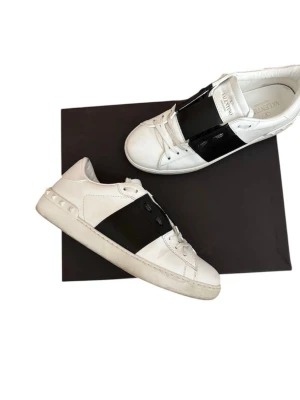 Valentino skor  - Super snygga valentino skor i storlek 41, box,dustbags,extra snören och valentino kort medföljer. Nypris 7000kr mitt pris endast 2900kr! Hör av er vid frågor. Mvh Trend closet🙌