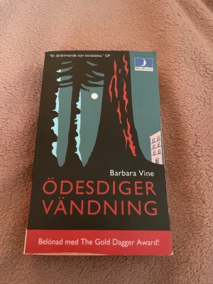Ödesdiger vändning av Barbara Vine - Spännande pocketbok av Barbara Vine, 'Ödesdiger vändning', översatt av Ylva Stålmarck. Omslaget är svart med röd och blå illustration och tydlig titel i rött. Perfekt för dig som gillar psykologiska thrillers och deckare.