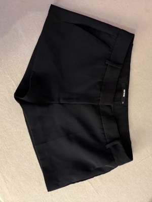 Svarta shorts från Bik Bok - Svarta minishorts från Bik Bok! Lågmidjade, storlek 38/M  Mycket bra skick!💞