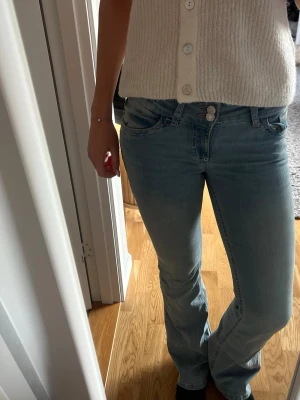 Ljusblå bootcut jeans - Ljusblåa bootcut jeans från Nelly storlek 36  