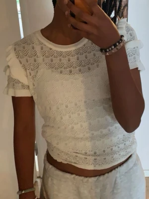 Vit spetsblus med volangärmar - Söt topp. Har ett linne under på bilden. 