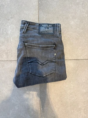 Replay anbass jeans - Tjena, säljer nu dessa riktigt snygga Replay anbass i Stl W33 L32. Dom är i riktigt bra skick. Nypris 1600✅Vid minsta funderingar så är det bara att höra av sig//Allt gott