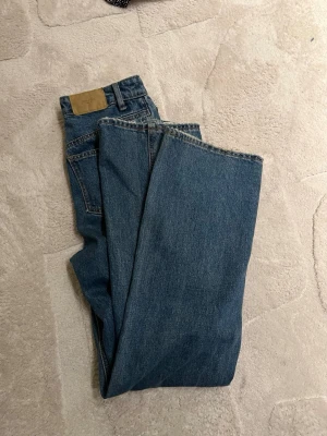 Raka/loose jeans  - Säljer ett par klassiska blå jeans från Vero Moda i modellen ”loose straight” med lite högre midja. Passar dock perfekt på mig och jag har i vanliga fall storlek XS eller S, eller 34. Jag är 162cm och de är perfekt längd på mig, ligger liksom snyggt över skorna! 