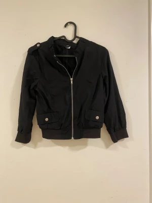 Inomhus jacka - Väldigt tunn men väldigt snygg, den har 3/4 ärmar, från h&m