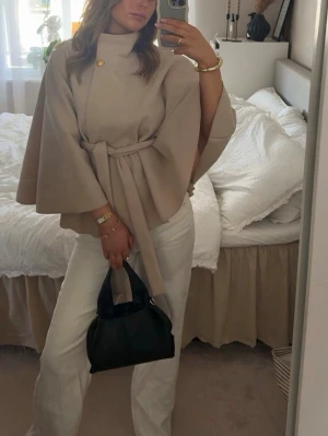 Kappa/poncho - Fin poncho/kappa från missäy som passar perfekt till våren. Använd fåtal gånger