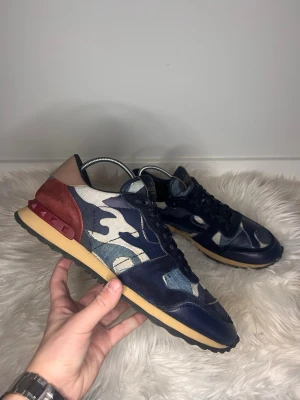 Valentino rockrunners  - Rockrunners !! | Säljer dessa supersnygga valentino rockrunners💫 | Skorna är i strl 44   med ett sulmått på 29cm| Skorna är 8,5/10 skick och sparsamt använda förutom lite på tån 🌟| Endast skor medföljer! | Nypris - ca 5000  sek | Pris kan diskuteras vid snabb affär!! 💸 | För flera bilder eller frågor så är det bara att kontakta mig, skriv gärna till mig innan ni köper!📩