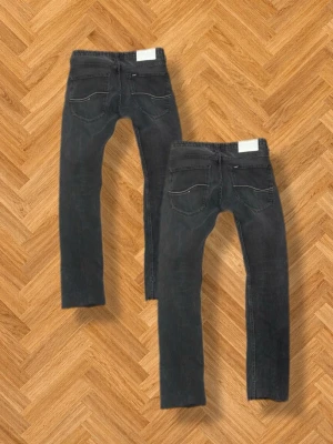 Vintage jeans - W 29 L 34 men dem är avklippta till 99cm   Midjemått - 37cm Benöppning - 17cm Totallängd - 99cm