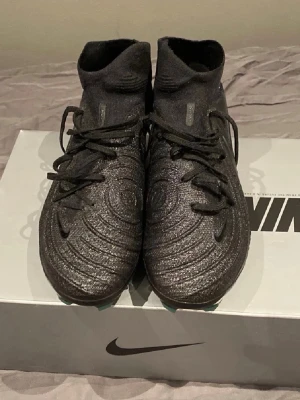 Nike Phantom Luna ll Elite FG storlek 42,5 - Säljer ett par helsvarta Nike Phantom Luna ll Elite FG. Använda Max 5 träningar, säljer för kör inte längre