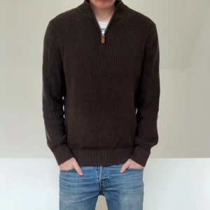 Brun Morris Half zip - Säljer en fet halfzip ifrån Morris i färgen brun. Tröjan är u bra skivk utan nåra defekter och är i strl M men sitter som en S! Hör gärna av er vi frågor elr funderingar!!