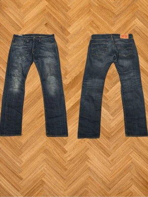 Vintage jeans - W31 L32   Midjemått - 42cm Benöppning - 17,5cm Totallängd - 100cm