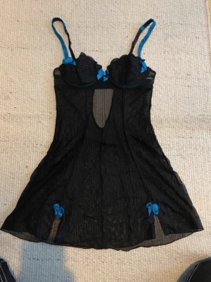 Hunkemöller corset dress with bows - Size: S (but fits closer to XS) Length: 55cm Waist: 30cm x2 Cup:↕️10cm↔️13cm (A-Cup)    #corset #korsett #gorset #lingerie #nightgown #nattlinne #koszulka #lasenza #legavenue #nosecret #annsummers #lovehoney #avantgarde #emo #opium #draingang #alternative #goth #coquette #lolita #kawaii #sanrio #monsterhigh  #vintagelove #stockholmstil #stockholmstyle #clubwear #klubb #missme #crazyage #rockrevival #truereligion #pleaser #dollskill #mingalondon #jadedlondon #heavensent