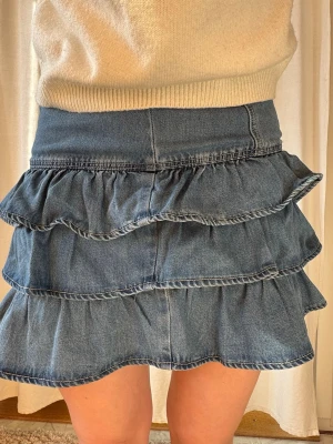 Jeanskjol  - Jeanskjol med trasig dragkedja… 50 kr💗jag är 165 cm