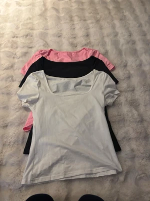 3 fina tröjor  - Säljer 3 st fina tröjor, använd fåtal gånger ca 3 gånger st S från SHEIN fint skick pris kan såklart diskuteras 🥰