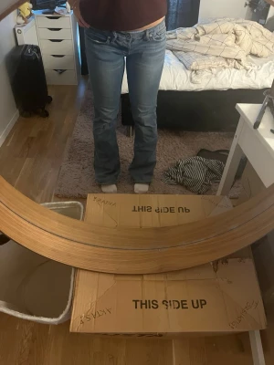 Blå bootcut jeans med låg midja - Säljer ett par klassiska blå bootcut jeans med låg midja och fem fick smodell. Perfekta för en avslappnad och trendig look. Midja 43cm innerben 84cm lår 20cm 