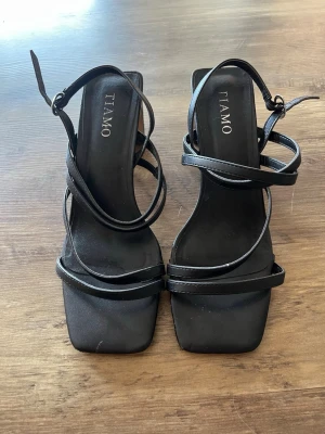  Svarta pumps från Tiamo - Säljer ett par svarta pumps från Tiamo. Pris kan diskuteras. 