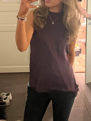 Vinröd halterneck topp - Superfin halterneck topp som knyts med rosett i ryggen. Köpt för 499kr.