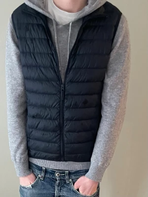Mörkblå uniqlo väst - Säljer en mörkblå uniqlo väst i storlek XS hör av er om ni har några funderingar😁
