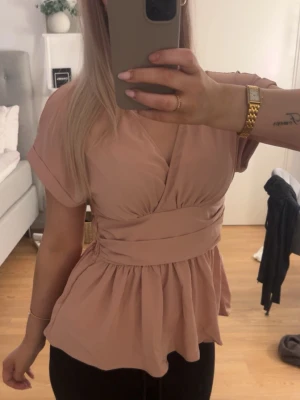 Beige omlottopp med volang - Super söt beige/rosa topp! Aldrig använd💕