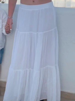 Vit långkjol - Vit lång volang kjol inte genomskinlig jättebra kvalitet.