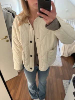 Cremevit quiltad cardiganjacka - Snygg quiltad jacka från Zara. Använd ett fåtal gånger 💞