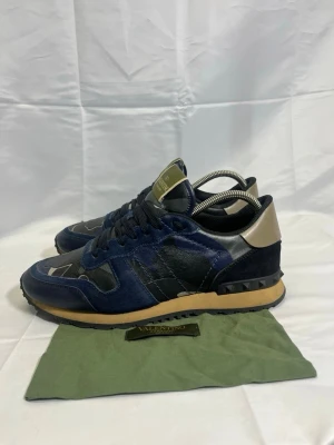 Valentino Garavani blå sneakers - Valentino rockrunners skor Storlek: 41. Pris 1999kr. 1 Dustbag Inkluderat. Skick: 9,2/10 Etc Priset ej hugget i sten