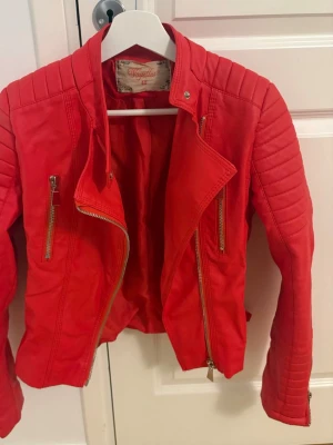 Röd skinnjacka  - Cool röd skinnjacka från chiquelle storlek 40 M skrik röd färg 