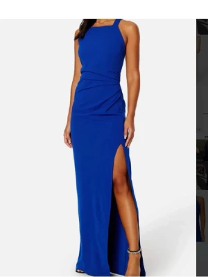 Blå långklänning med slits - Superfin klänning i fin blå färg. Fin passform med slits på sidan och dragkedja bak. Endast använd en gång på balen så den är i nyskick! Köpt för 879kr på Bubbleroom. Perfekt klänning på balen🌸