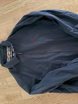Mörkblå vindjacka Burberry - Äkta Burberry jacka, storlek XL. Skriv för mer info eller bilder.