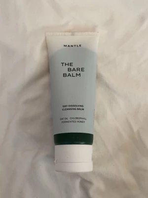 Mantle The Bare Balm rengöringsbalm - The Bare Balm från Mantle är en dagligt rengöringsbalm i tub med grön och vit design. Innehåller havreolja, klorofyll och fermenterad honung. Perfekt för att lösa upp smink och orenheter med en mjuk och återfuktande formula. Fick i min julkalender men har aldrig använt 