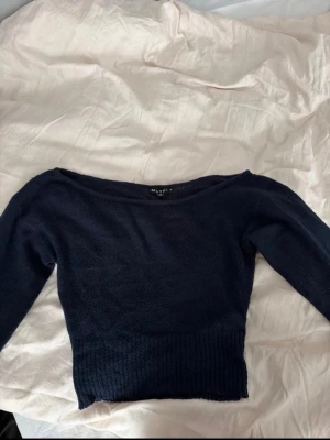 Tröja från Urban outfitters - Jätte fin tunn stickad som går in i midjan. Säljer för den tyvärr är för liten för mig ❤️ aldrig använt köptes för 500, pris kan diskuteras