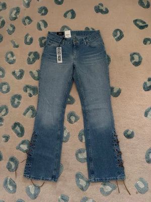 Lee Jeans  - Säljer dessa super coola LEE jeansen med snörning på benen. Helt nya, med taggar. 