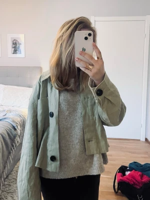 Grön kappa från Zara  - Säljer en grön kappa från Zara. Den är i mycket bra skick inga täcken på användning stolek S/36. 