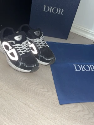 Sneakrw - Ett par snygga sneakers i storlek 41