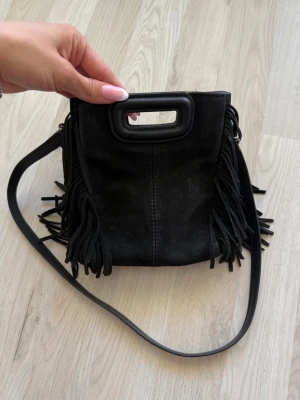 Svart och silvrig maje väska  - Svart maje väska, halva är svart och andra sidan har silver paljetter. Vissa av stenarna har lossnat (bild 3) övrigt i bra sick 💕