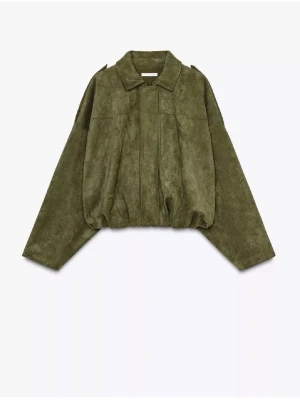 Olivgrön oversized jacka med krage - Säljer en olivgrön jacka med oversized passform och krage. Jackan har dragkedja framtill och är gjord i ett mjukt, mockaliknande material. Den har breda ärmar och en kort, boxig siluett som ger en cool och avslappnad look.