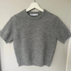 Stickad T-shirt Zara  - Säljer den här stickade toppen från Zara i storlek S! Den är sparsamt använd och har inga tecken på användning💘