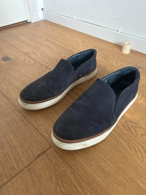 Mörkblå Whyred mocka slip ons - Soft Whyred mocka slip ons, inga konstigheter😁