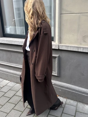 Brun helt slutsåld kappa NAKD - Säljer denna helt slutsålda och eftertraktade kappa ifrån NAKD pga av fel storlek. Den är helt ny och skickas i original paketet, endast testas en gång! Nypris 1199kr!💗Vid snabb försäljning är pris diskuretbart!