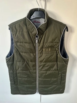 Stenströms dunväst M herr - En helt otrolig eftertraktad grön dunväst från Stenströms av högst kvalite i storlek M säljes. Inga defekter alls helt ny i skicket så riktigt kap! Perfekt nu till våren och sommaren. Grym passform perfekt för alla tillfällen!