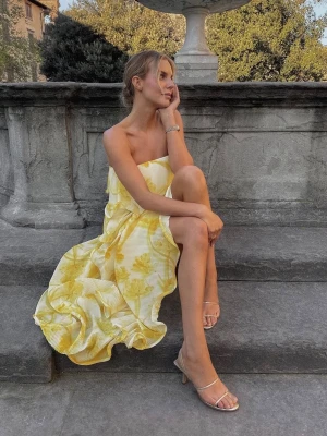 Gul och vit axelbandslös klänning, Lojsan Wallin x NA-KD - Sommarens finaste klänning! Den är tyvärr för lång för mig så därför får jag inte användning utav den. Helt ny och lappen sitter självklart kvar🫶🏻Perfekt för midsommar!🌸Jag har vanligtvis storlek 34/36, jag gick ner i till 32 i denna och den satt jättebra. Så jag rekommenderar verkligen att gå ner i storlek så att den håller sig på plats! Nypris är 1099kr, jag är flexibel med priset och välkomnar bud🫶🏻